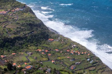 Kuzey kıyısındaki Arco De So Jorge Madeira, Miradouro Beira da Quinta, Madeira, Portekiz 'den görüldü.