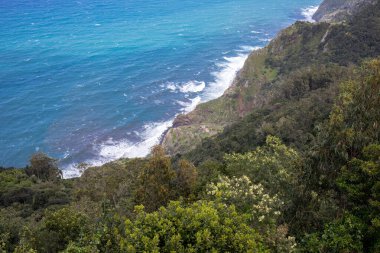 Kuzey kıyısındaki Arco De So Jorge Madeira, Miradouro Beira da Quinta, Madeira, Portekiz 'den görüldü.