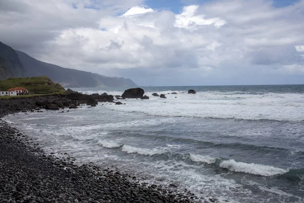 Madeira Nın Kuzey Kıyısında Kayalık Bir Sahil Portekiz — Stok fotoğraf