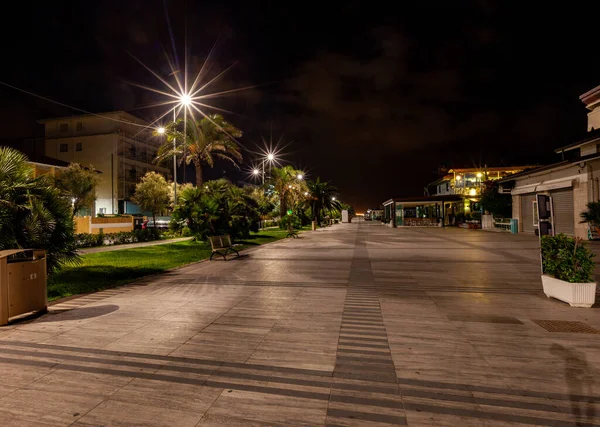 Eine Menschenleere Promenade Lido Camaiore Einem Bei Italienern Beliebten Badeort — Stockfoto