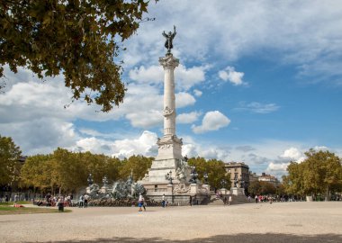  Bordeaux, Fransa - 9 Eylül 2018: Esplanade des Quinconces, Bordeaux 'daki Girondins Anıtı. Fransa