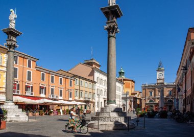Ravenna, İtalya - 11 Eylül 2019: İtalyan Ravenna, Emilia-Romagna, İtalya 'da çift sütunlu Town Square Piazza del Popolo,