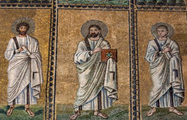 Ravenna, İtalya - 11 Eylül 2019: İtalya 'nın Ravenna kentindeki St Apollinare Nuovo Bazilikası' nın yan duvarında mozaikler