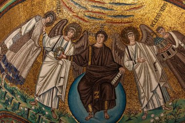 Ravenna, İtalya - 11 Eylül 2019: Erken dönem Hıristiyan Bizans sanat ve mimarisinin önemli örneklerine sahip San Vitale Bazilikası 'nın içi. Maymunun mozaikleri: Kurtarıcı, Aziz Vitale ve Piskopos Ecclesius. 