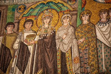 Ravenna, İtalya - 11 Eylül 2019: Erken dönem Hıristiyan Bizans sanat ve mimarisinin önemli örneklerine sahip San Vitale Bazilikası 'nın içi. Ravenna. İtalya. İmparatoriçe Theodora ve hizmetkarları.