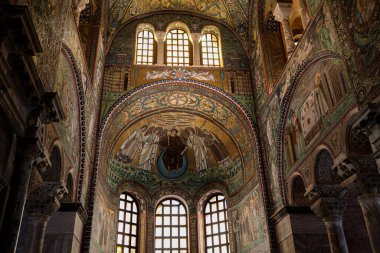 Ravenna, İtalya - 11 Eylül 2019: Erken dönem Hıristiyan Bizans sanat ve mimarisinin önemli örneklerine sahip San Vitale Bazilikası.