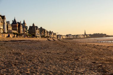 Sahildeki akşam ışığı ve eski şehir Saint Malo, Fransa, Ille et Vilaine, İngiltere, Fransa,