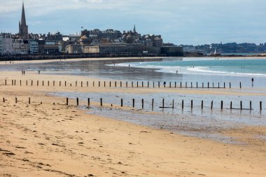 Sahil manzarası ve eski Saint-Malo kasabası. Britanya, Fransa