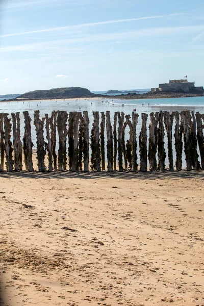 Stor Vågbrytare Och Strand Saint Malo 3000 Stammar För Att — Stockfoto