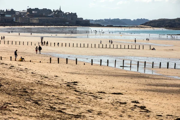 Malo França Setembro 2018 Passeio Romântico Pessoas Pitoresca Praia Saint — Fotografia de Stock