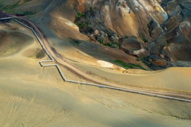 İzlanda 'daki jeotermal enerji santrali. Ekolojik olarak temiz yenilenebilir enerji üretimi. 