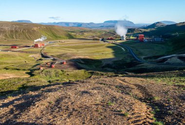 İzlanda 'daki jeotermal enerji santrali. Ekolojik olarak temiz yenilenebilir enerji üretimi. 