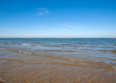 Cesenatico, Emilia Romagna, İtalya - 13 Eylül 2019: İnsanlar güneşli bir günde Cesenatico, İtalya 'da dinleniyorlar