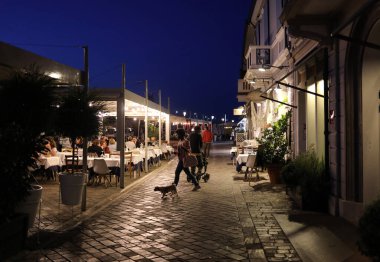 Cesenatico, Emilia Romagna, İtalya - 9 Eylül 2019: Adriyatik deniz kıyısındaki eski Cesenatico kasabasının gece manzarası 