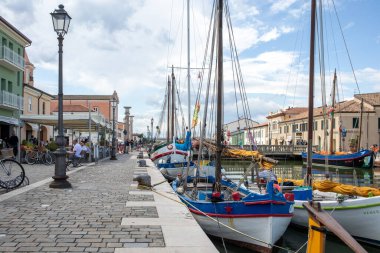 Cesenatico, Emilia Romagna, İtalya - 8 Eylül 2019: Leonardo da Vinci ve Adriyatik kıyılarındaki eski Cesenatico kasabası tarafından tasarlanan liman kanalı 