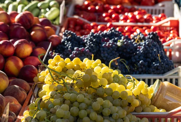 イタリアのファーマーズマーケットで新鮮な果物や野菜 — ストック写真