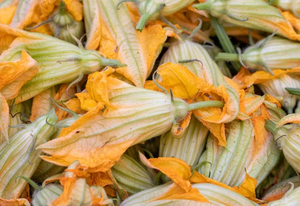 Färska Zucchini Blommor Lantbruksmarknad Italien — Stockfoto