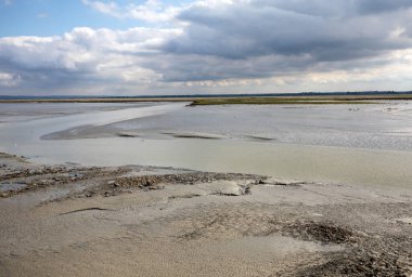 Fransa, Normandiya 'da Mont Saint Michel' in önündeki körfezde gelgit var..