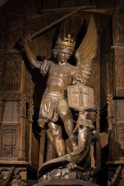 Le Mont-Saint-Michel, Fransa - 13 Eylül 2018: Saint Michel heykeli Saint Pierre kilisesindeki süvariyi öldürdü. Mont Saint Michel, Fransa