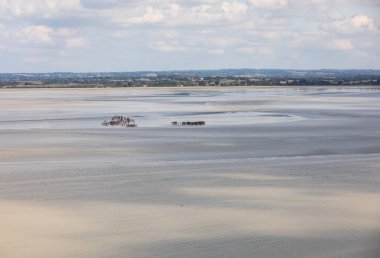 Koyda bir grup yürüyüşçü alçak gelgitte. Bilge bir rehberle körfezde yürüyüş yapmak. Mont Saint-Michel, Normandiya, Fransa 
