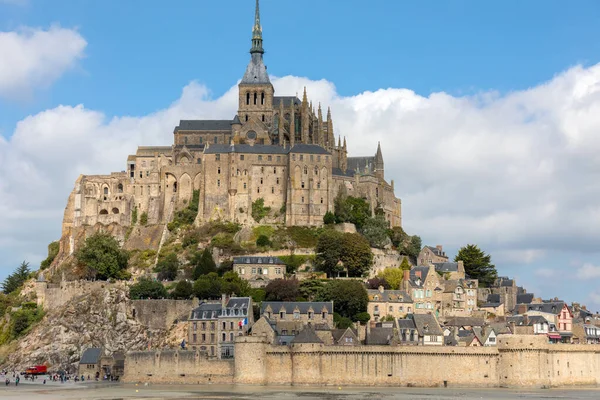 Le Mont-Saint-Michel, Fransa - 13 Eylül 2018: Le Mont-Saint-Michel, ünlü manastır, Normandiya, Fransa