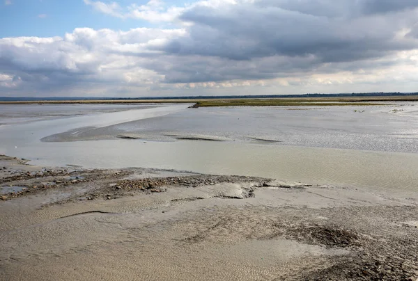 Fransa, Normandiya 'da Mont Saint Michel' in önündeki körfezde gelgit var..
