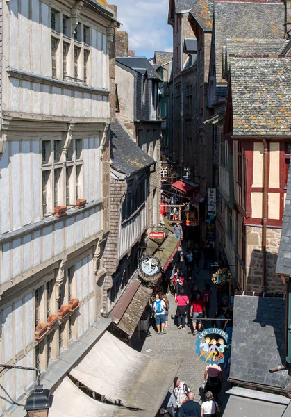 Le Mont-Saint-Michel, Fransa - 13 Eylül 2018: Mont Saint Michele 'in ana caddesindeki Grand Rue' de bir turist kalabalığı. Normandiya, Fransa