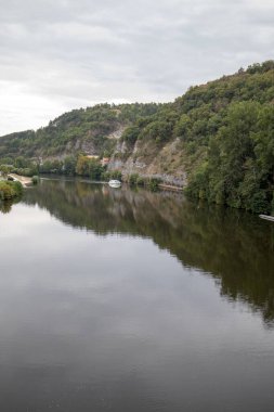 Fransa 'nın Cahors kentindeki Lot Nehri Vadisi manzarası