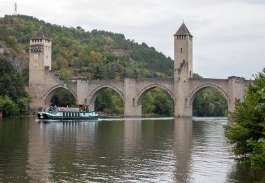Cahors, Fransa-15 Eylül 2018: LOT Nehri üzerinde Ortaçağ Pont Valentre, Cahors, lot, Fransa 