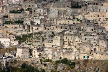 Sassi di Matera 'nın panoramik manzarası Matera şehrinin tarihi bir bölgesidir. Belvedere di Murgia Timone, Basilicata, İtalya' daki antik mağara evleri ile ünlüdür. 