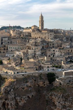 Sassi di Matera 'nın panoramik manzarası Matera şehrinin tarihi bir bölgesidir. Belvedere di Murgia Timone, Basilicata, İtalya' daki antik mağara evleri ile ünlüdür. 