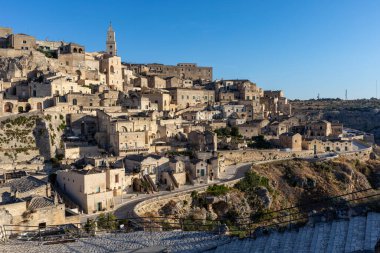 Sassi di Matera 'nın manzarası. Matera şehrinin tarihi bir bölgesidir. Eski mağara evleri ile ünlüdür. Basilicata. İtalya