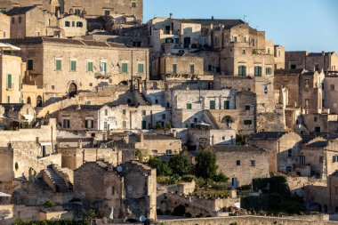 Sassi di Matera 'nın manzarası. Matera şehrinin tarihi bir bölgesidir. Eski mağara evleri ile ünlüdür. Basilicata. İtalya