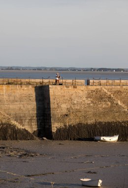 Cancale, Fransa - 13 Eylül 2018: Cancale, Brittany, Fransa 'da akordiyoncu