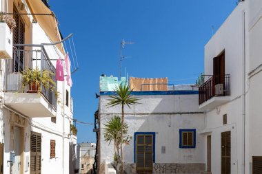 Polignano a Mare, İtalya - 17 Eylül 2019: Büyüleyici ve romantik tarihi şehir Polignano a Mare, Apulia, Güney İtalya