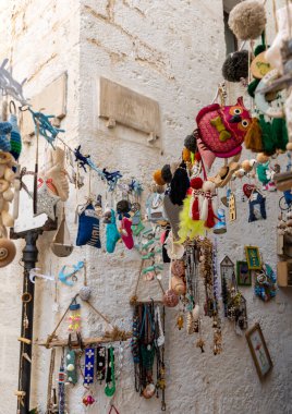 Polignano a Mare, İtalya - 17 Eylül 2019: Polignano a Mare 'de el yapımı hediyelik eşya sergisi. Apulia, Bari ili, İtalya,