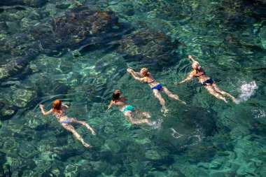 Polignano a Mare, İtalya - 17 Eylül 2019: İnsanlar Polignano a Mare, Adriyatik Denizi, Apulia, Bari ili, İtalya 'daki sevimli Lama Monachile plajında dinleniyor ve yüzüyorlar,