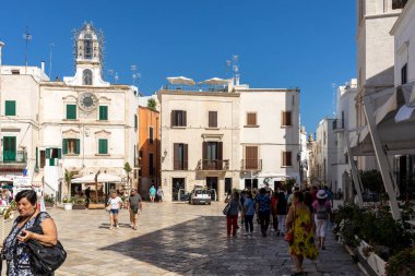 Polignano a Mare, İtalya - 17 Eylül 2019: Vittorio Emanuele II Meydanı, Polignano a Mare. Apulia. İtalya