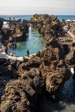 Porto Moniz, Madeira, Portekiz - 18 Nisan 2018: Madeira Adası 'ndaki Porto Moniz' in doğal kaya havuzu. Portekiz. Atlantik Okyanusu 'ndan gelen suyla umumi bir banyo..
