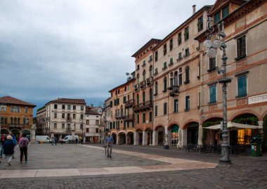 Bassano del Grappa, İtalya - 6 Eylül 2019: Bassano del Grappa 'da Piazza Liberta (Özgürlük Meydanı). İtalya