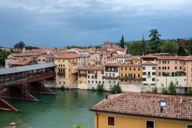 Bassano del Grappa, İtalya - 6 Eylül 2019: Ahşap kaplı köprü, veya Ponte degli Alpini, Brenta Nehri üzerinde, 1569 yılında mimar Andrea Palladio tarafından tasarlanmıştır.