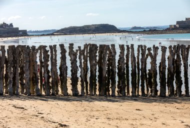 Saint Malo 'da büyük dalgalar ve kumsallar, şehri gelgitlerden korumak için 3000 sandık, Ille-et-Vilaine, Brittany, Fransa