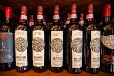 Montalcino, İtalya - 13 Eylül 2011: Montalcino, Tuscany, İtalya 'da bir şarap dükkanının içi. Montalcino Brunello di Montalcino şarabıyla ünlüdür.. 