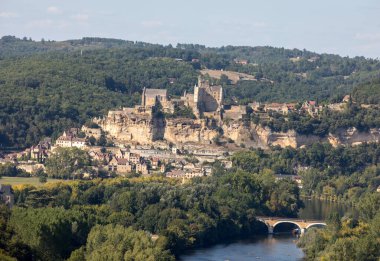  Ortaçağ Şatosu Beynac 'ı, Castelnaud' dan görünen Dordogne Nehri üzerindeki kireçtaşı uçurumunda yükseliyor. Fransa, Dordogne Bölümü, Beynac-et-Cazenac
