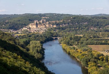 Ortaçağ Şatosu Beynac 'ı, Castelnaud' dan görünen Dordogne Nehri üzerindeki kireçtaşı uçurumunda yükseliyor. Fransa, Dordogne Bölümü, Beynac-et-Cazenac