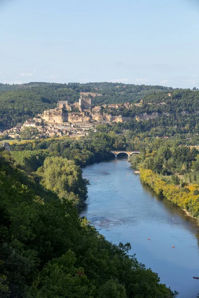 中世のビニャック城は Castelnaudから見たドードーニュ川の上の石灰岩の崖の上に上昇しました フランス ドードーニュ県 ビニャック カゼナック — ストック写真