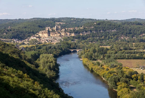 Ortaçağ Şatosu Beynac Castelnaud Dan Görünen Dordogne Nehri Üzerindeki Kireçtaşı — Stok fotoğraf