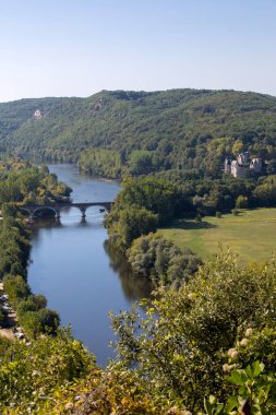 Beynac-et-Cazenac Kalesi, Aquitaine, Fransa 'dan Dordogne Nehri' nin manzarası