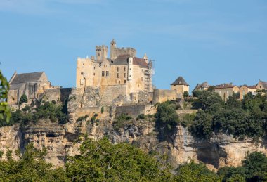  Dordogne Nehri 'nin üzerindeki kireçtaşı uçurumunda yükselen Ortaçağ Şatosu Beynac. Fransa, Dordogne Bölümü, Beynac-et-Cazenac
