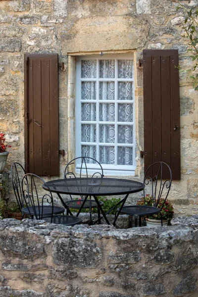 Czarny Metalowy Stół Krzesła Romantycznym Tarasie Starego Kamiennego Domu Beynac — Zdjęcie stockowe